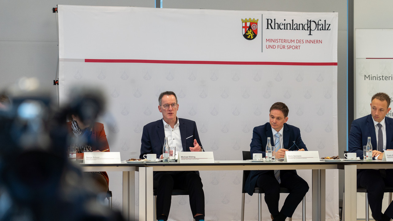 Innenminister Michael Ebling und LKA-Behördenleiter Mario Germano bei der Pressekonferenz.