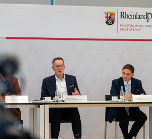 Innenminister Michael Ebling und LKA-Behördenleiter Mario Germano bei der Pressekonferenz.