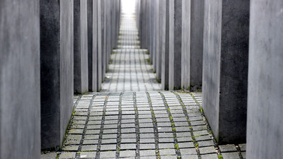 Weg durch das Denkmal für die ermordeten Juden Europas in Berlin