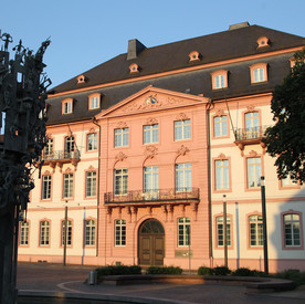 Der Bassenheimer Hof, Sitz des Innenministeriums in Mainz, in der Abendsonne