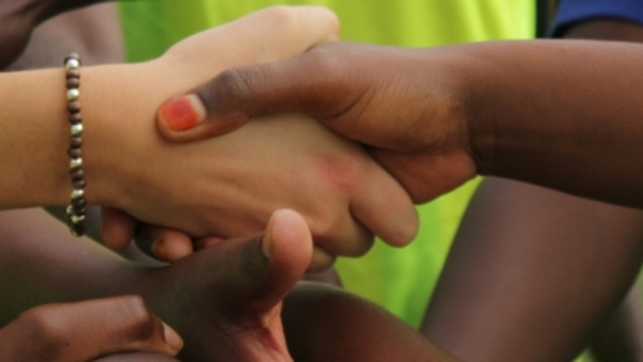 Händeschütteln beim Friedensworkshop in Ruanda