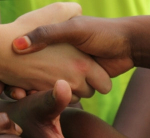Händeschütteln beim Friedensworkshop in Ruanda
