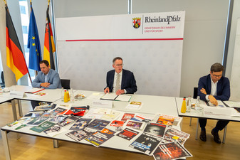 Minister Michael Ebling (Mitte) stellt den Verfassungsschutzbericht 2022 vor. Neben ihm sitzen Elmar May (rechts) und Pressesprecher Matthias Bockius (links)