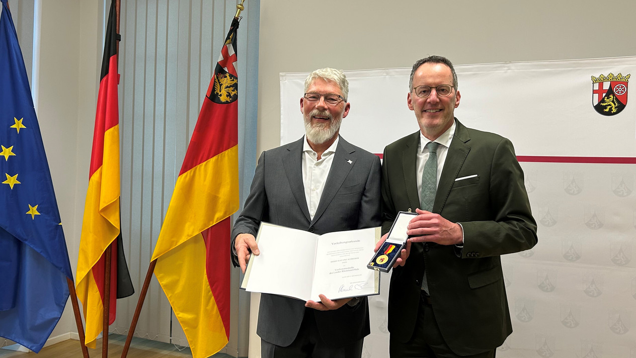 Innenminister Michael Ebling (r.) und Kay-Uwe Schreiber (l.) bei der Übergabe der Verdienstmedaille.