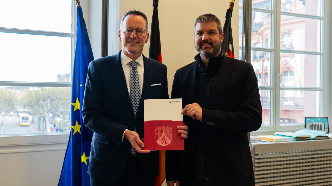 Innenminister Michael Ebling überreicht dem Bürgermeister von Nastätten, Marco Ludwig, die Förderbescheide.