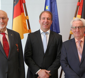 Jahrzehntelanges ehrenamtliches Engagement: Horst Hubert (li.) und Reinhold Anton aus Thalfang werden mit dem Bundesverdienstkreuz ausgezeichnet; Zu sehen ist auch Staatssekretär Stich.