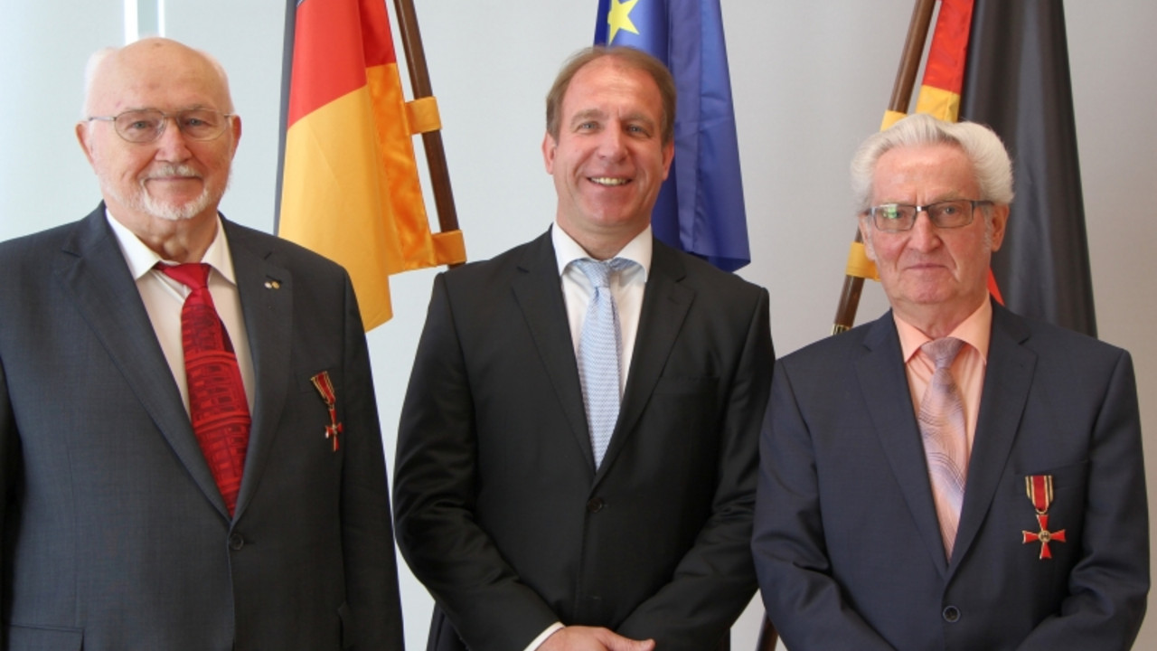 Jahrzehntelanges ehrenamtliches Engagement: Horst Hubert (li.) und Reinhold Anton aus Thalfang werden mit dem Bundesverdienstkreuz ausgezeichnet; Zu sehen ist auch Staatssekretär Stich.
