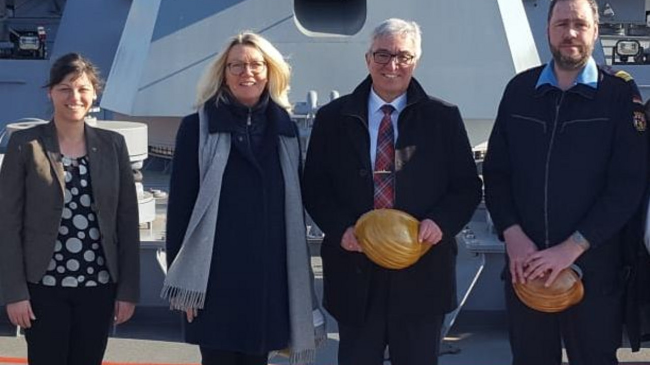 Minister besucht Fregatte