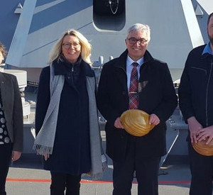 Minister besucht Fregatte