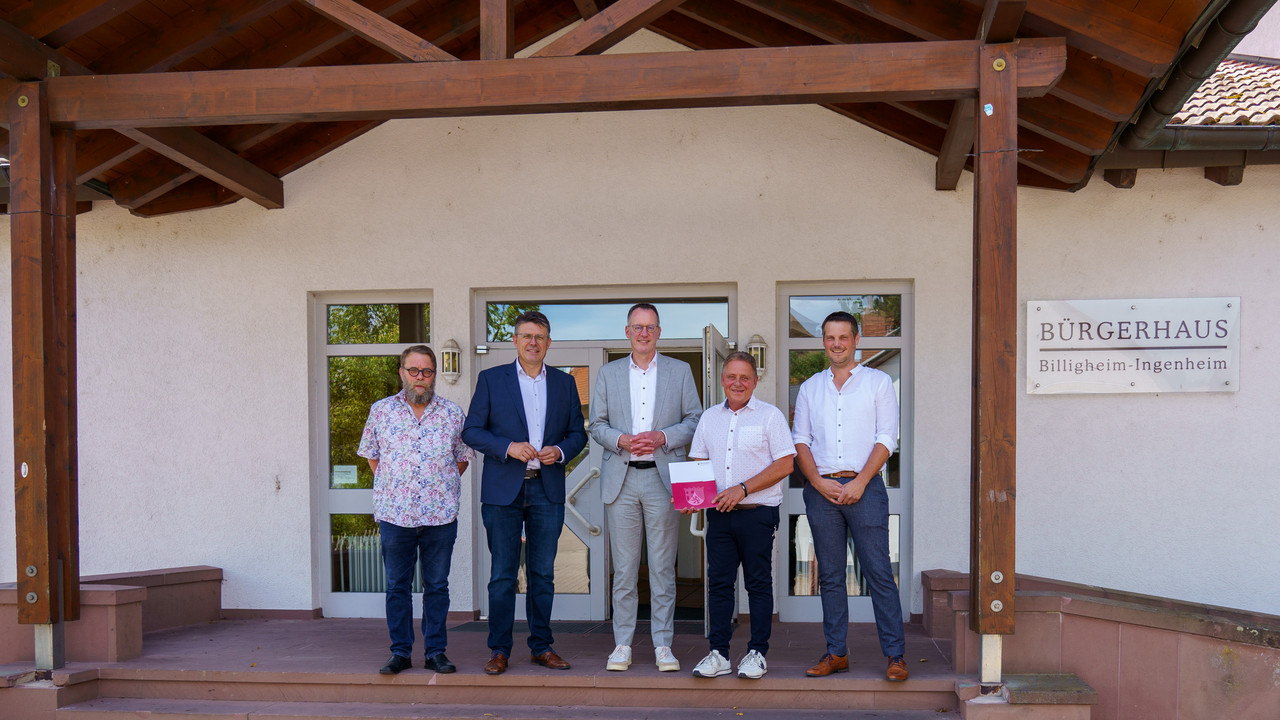 Stehen zusammen für ein modernes Bürgerhaus: Innenminister Michael Ebling mit dem Bürgermeister der Verbandsgemeinde Landau-Land, Torsten Blank, und dem Bürgermeister der Ortsgemeinde Billigheim-Ingenheim (Landkreis Südliche Weinstraße), Dietmar Pfister.