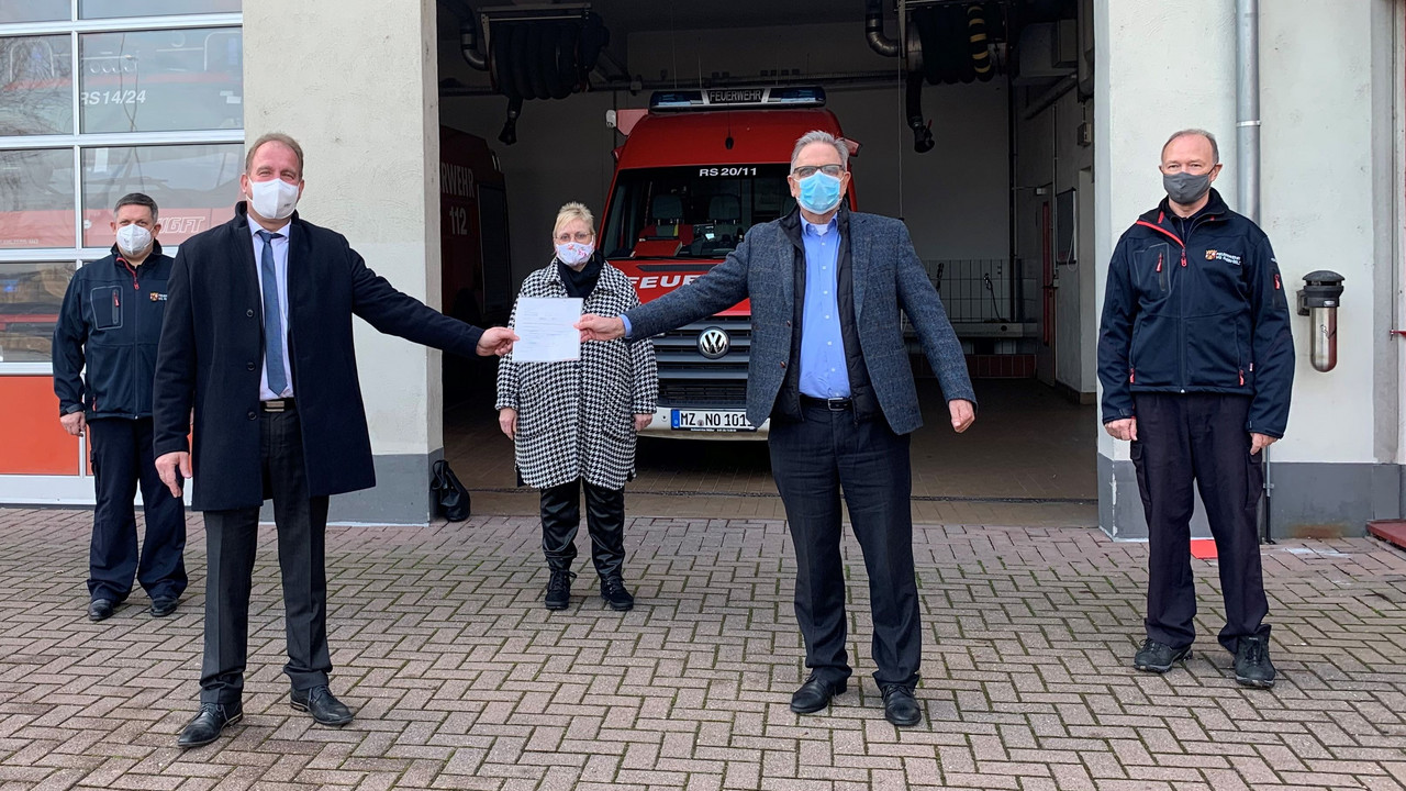 Staatssekretär Randolf Stich bei der Übergabe zweier Förderbescheide für den Landkreis Mainz-Bingen