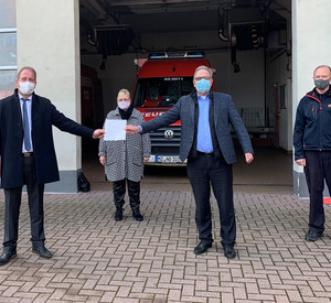 Staatssekretär Randolf Stich bei der Übergabe zweier Förderbescheide für den Landkreis Mainz-Bingen
