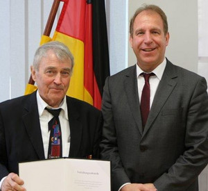Staatssekretär Stich überreicht Verdienstmedaille