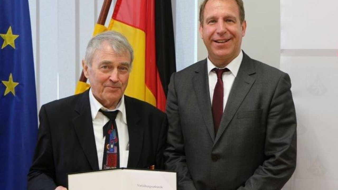 Staatssekretär Stich überreicht Verdienstmedaille