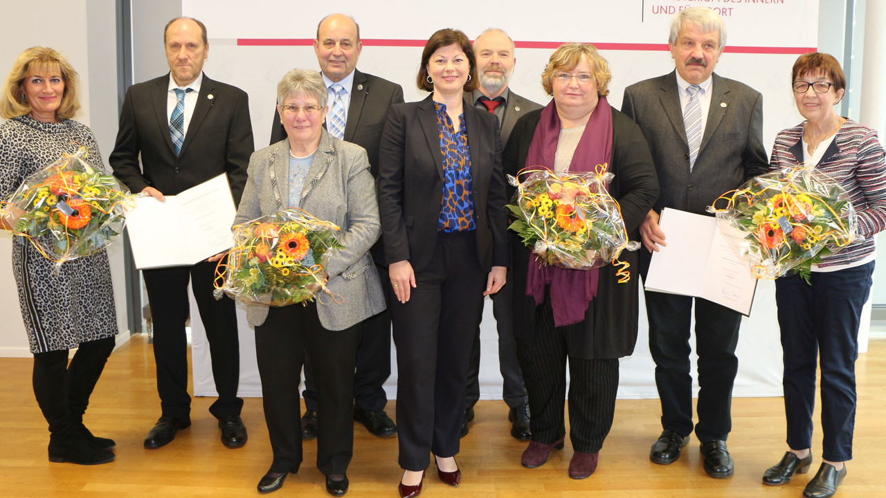 Steingaß überreicht Ehrennadel Des Landes . Ministerium Des Innern Und ...