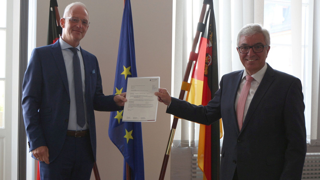 Innenminister Lewentz übergibt Förderbescheid an OB Leibe