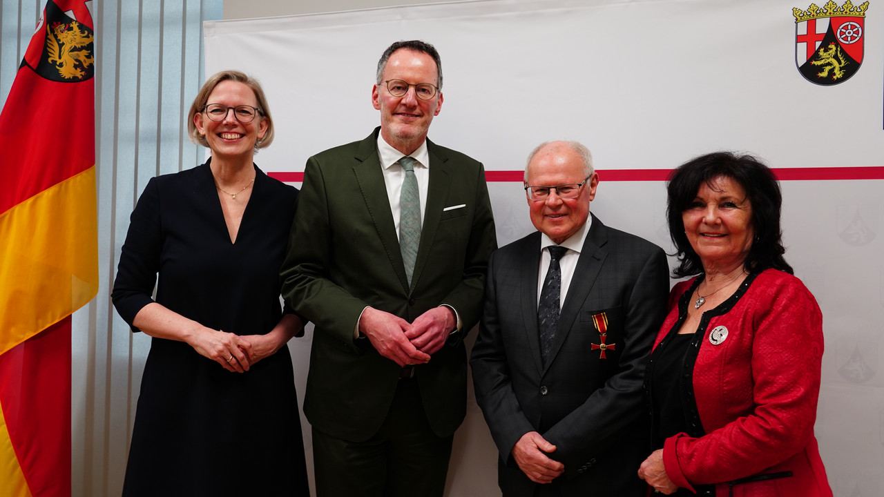 Innenminister Michael Ebling (2. v. l.) und die BUGA-Beauftragte der Landesregierung, Staatssekretärin Simone Schneider (1. v. l.), mit Peter Labonte (2. v. r.) und seiner Ehefrau Erika (1. v. r.). 