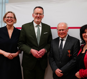 Innenminister Michael Ebling (2. v. l.) und die BUGA-Beauftragte der Landesregierung, Staatssekretärin Simone Schneider (1. v. l.), mit Peter Labonte (2. v. r.) und seiner Ehefrau Erika (1. v. r.). 