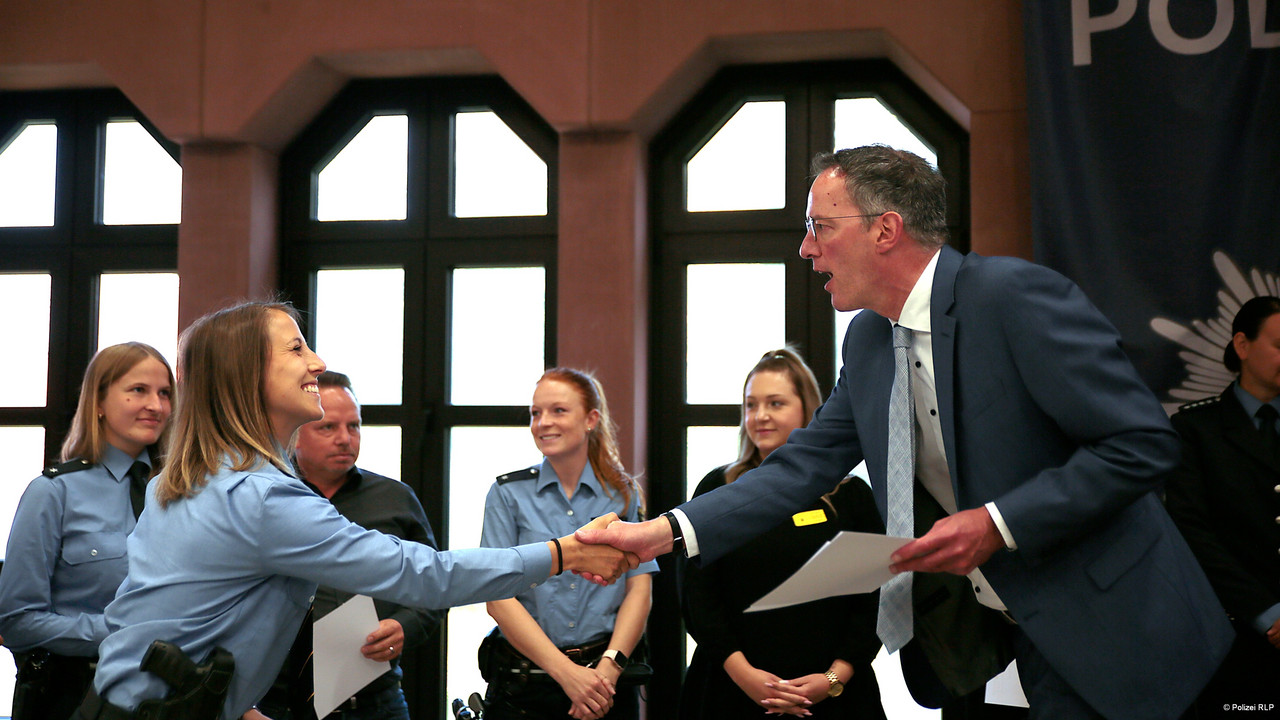 Innenminister Michael Ebling bei der Übergabe einer Urkunde an eine Absolventin des Mentoring-Programms der rheinland-pfälzischen Polizei.