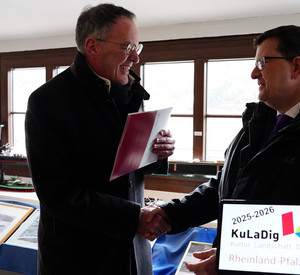 Innenminister Michael Ebling (l.) und der Präsident der Universität Koblenz, Prof. Dr. Stefan Wehner (r.), bei der Bescheidübergabe in Kaub.