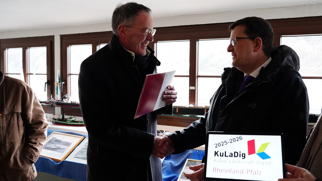 Innenminister Michael Ebling (l.) und der Präsident der Universität Koblenz, Prof. Dr. Stefan Wehner (r.), bei der Bescheidübergabe in Kaub.