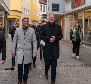 Minister Ebling und Bürgermeister Steffen Jung bei einem Rundgang durch die Alzeyer Innenstadt.