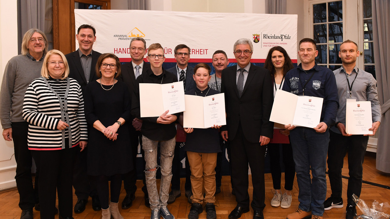 Innenminister Roger Lewentz hat sieben Rheinland-Pfälzer mit dem Preis für Zivilcourage ausgezeichnet