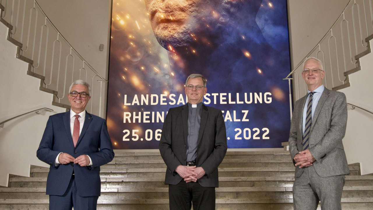 Innenminister Roger Lewentz, Generalvikar Dr. Ulrich Graf von Plettenberg und Oberbürgermeister Wolfram Leibe (v.l.) stellten die große Landesausstellung „Der Untergang des Römischen Reiches“ vor.