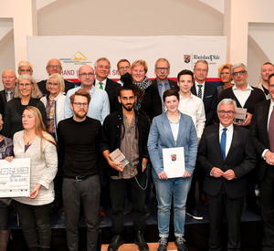 Gruppenbild mit Minister Lewentz, allen Preisträger und weiteren Vertretern aus der Politik.