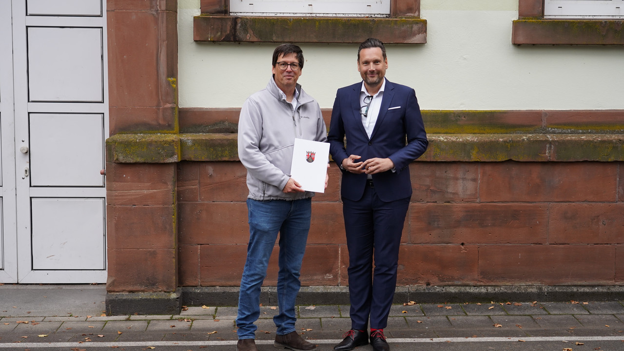 Staatssekretär Daniel Stich und Oberbürgermeister Dr. Marold Wosnitza bei der Bescheidübergabe.