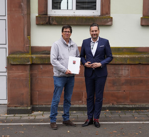 Staatssekretär Daniel Stich und Oberbürgermeister Dr. Marold Wosnitza bei der Bescheidübergabe.
