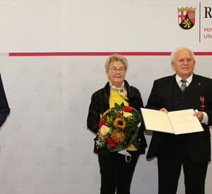 Innenminister Lewentz hat Dieter Zorbach das Verdienstkreuz am Bande überreicht.