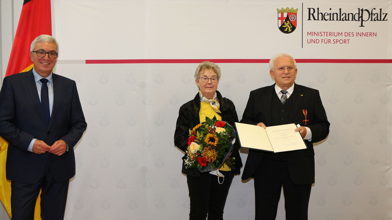 Innenminister Lewentz hat Dieter Zorbach das Verdienstkreuz am Bande überreicht.