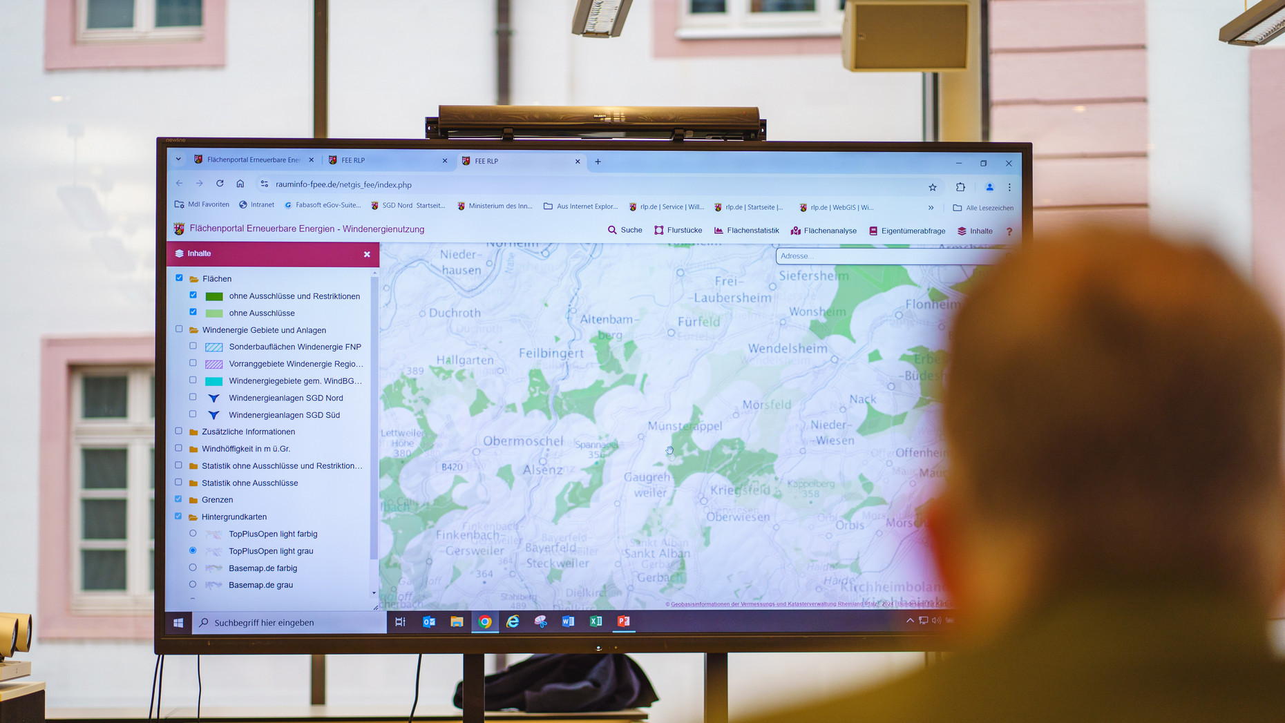 Seit dem 1. November ist das digitale Flächenportal Erneuerbare Energien der Landesplanung öffentlich zugänglich. Es ist bundesweit einmalig und soll den Ausbau der Windenergie im Land spürbar beschleunigen.