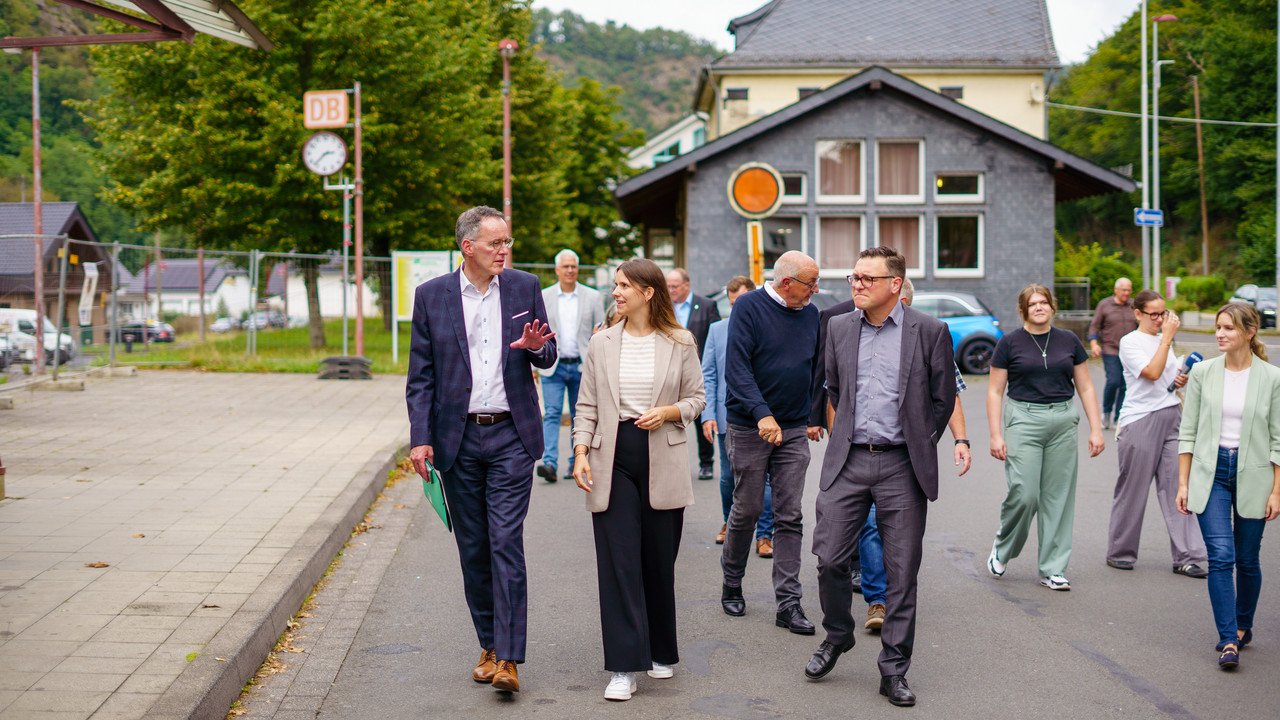 Minister Ebling bei einem Rundgang durch das Bahnhofsumfeld von Ahrbrück, welches mit Unterstützung der Kommunal-Koordinatoren neu gestaltet werden soll.