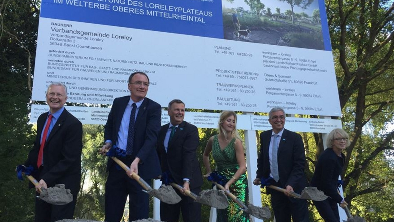Spatenstich für die Neugestaltung des Loreley-Plateaus. Zu sehen sind von links nach rechts jeweils mit einem Spaten Sand in der Hand: Landrat Frank Puchtler, Bürgermeister der Verbandsgemeinde Loreley Werner Groß, der Präsident der Struktur- und Genehmigungsdirektion Dr. Ulrich Kleemann, "Loreley" alias Theresa Lambrich, Innenminister Roger Lewentz und eine Vertreterin des Bundesministerium für Umwelt, Naturschutz, Bau und Reaktorsicherheit.