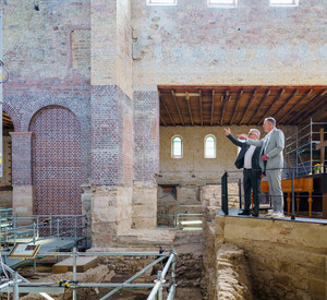 Innenminister Ebling und Dekan Andreas Klodt verschaffen sich einen Überblick über die Arbeiten im Alten Dom St. Johannis.