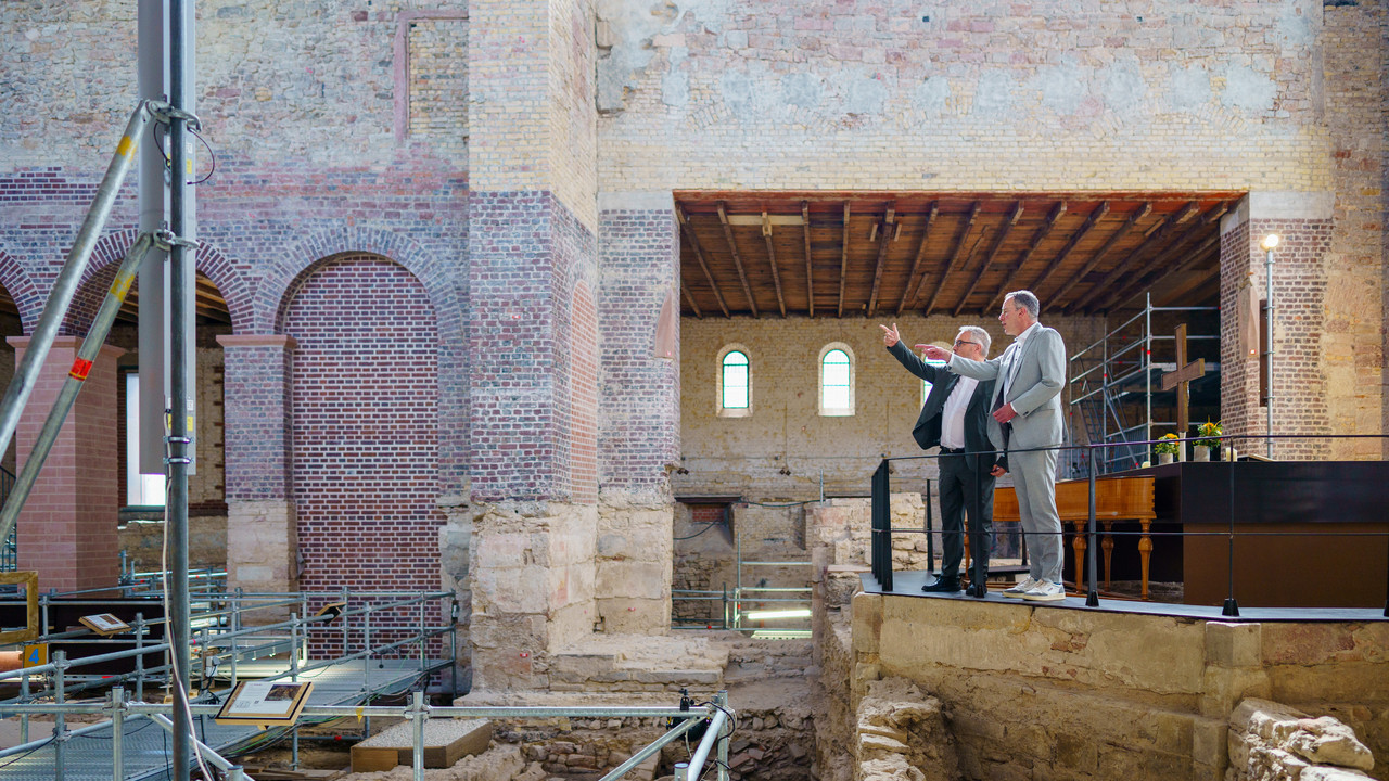 Innenminister Ebling und Dekan Andreas Klodt verschaffen sich einen Überblick über die Arbeiten im Alten Dom St. Johannis.