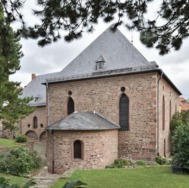 Das Bild zeigt den Synagogenhof in Worms mit der 1174/75 erbauten Synagoge, dem Lehrhaus und dem separaten Betraum für Frauen, der sogenannten Frauenschul