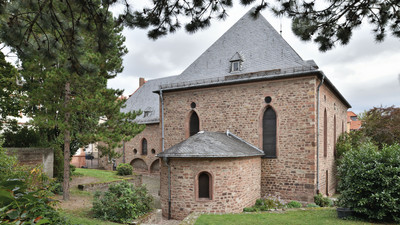 Das Bild zeigt den Synagogenhof in Worms mit der 1174/75 erbauten Synagoge, dem Lehrhaus und dem separaten Betraum für Frauen, der sogenannten Frauenschul