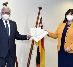 Innenminister Roger Lewentz und Oberbürgermeisterin Jutta Steinruck bei der Bescheidübergabe