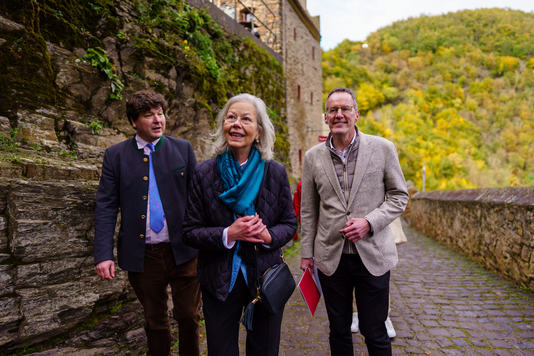 Innenminister Michael Ebling besucht die Burg Eltz im Rahmen einer Förderbescheidübergabe