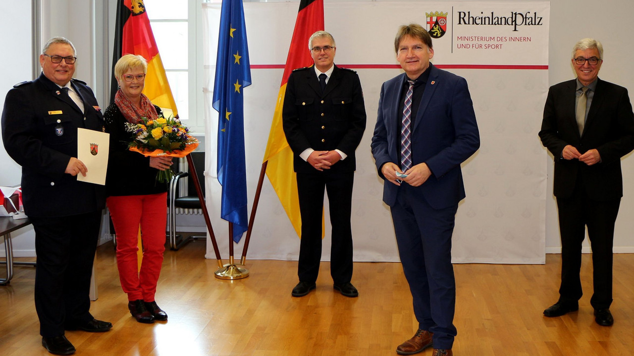 Innenminister Roger Lewentz ehrt Klaus Anders mit dem Goldenen Feuerwehr-Ehrenzeichen