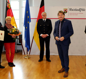 Innenminister Roger Lewentz ehrt Klaus Anders mit dem Goldenen Feuerwehr-Ehrenzeichen