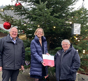Staatssekretärin Simone Schneider mit dem Bürgermeister der Verbandsgemeinde Adenau, Guido Nisius (l.), und dem Ortsbürgermeister von Antweiler, Wolfgang Schäfer (r.). 