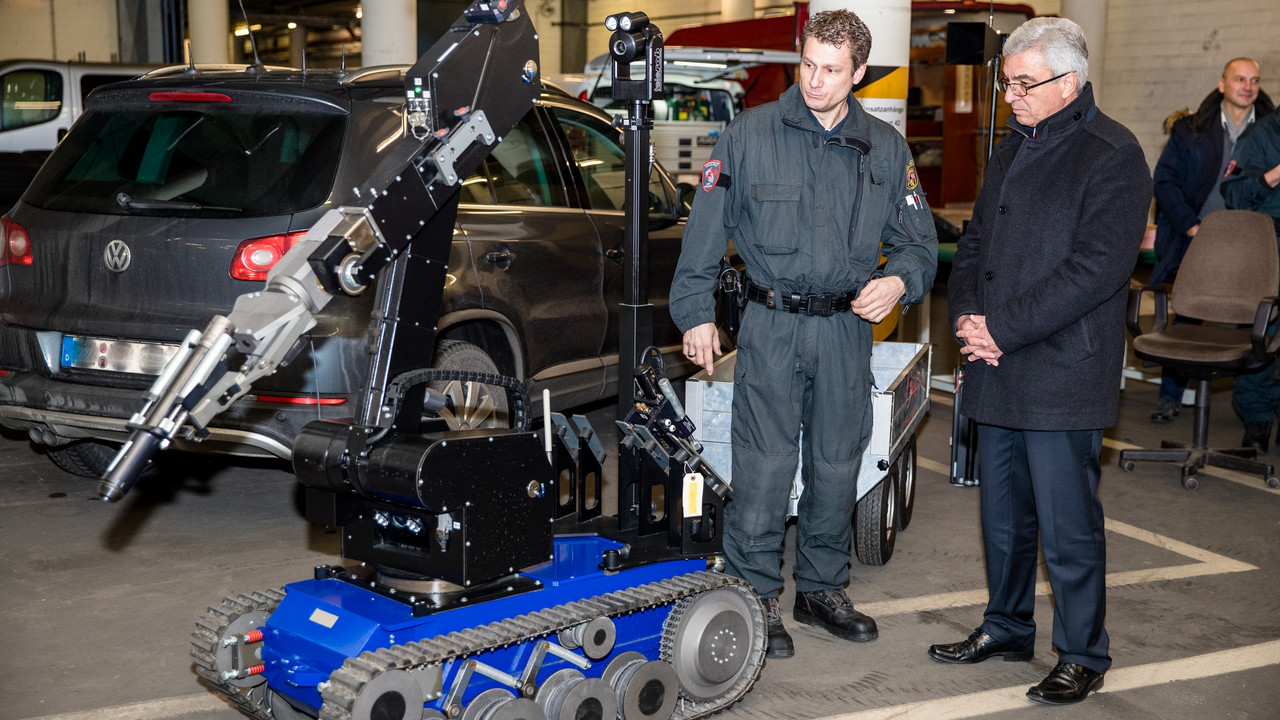 Innenminister Roger Lewentz begutachtet den Roboter „tEODor“. Die Funktionalitäten erläutert ein LKA-Mitarbeiter.