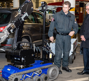 Innenminister Roger Lewentz begutachtet den Roboter „tEODor“. Die Funktionalitäten erläutert ein LKA-Mitarbeiter.