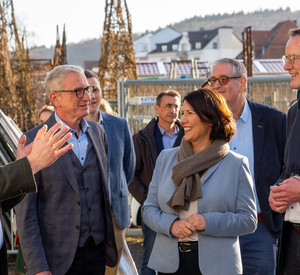 Wirtschaftsministerin Daniela Schmitt und Innenminister Michael Ebling informieren sich über die Pläne für die neuen Kurparkliegenschaften.