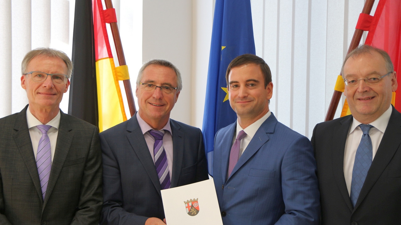 Von links nach rechts: Peter Falk (Leiter Zentralabteilung Innenministerium), Staatssekretär Günter Kern, Marcel Hürter, Dr. Rolf Meier (Leiter Staatsrecht und Gesetzgebung Innenministerium)