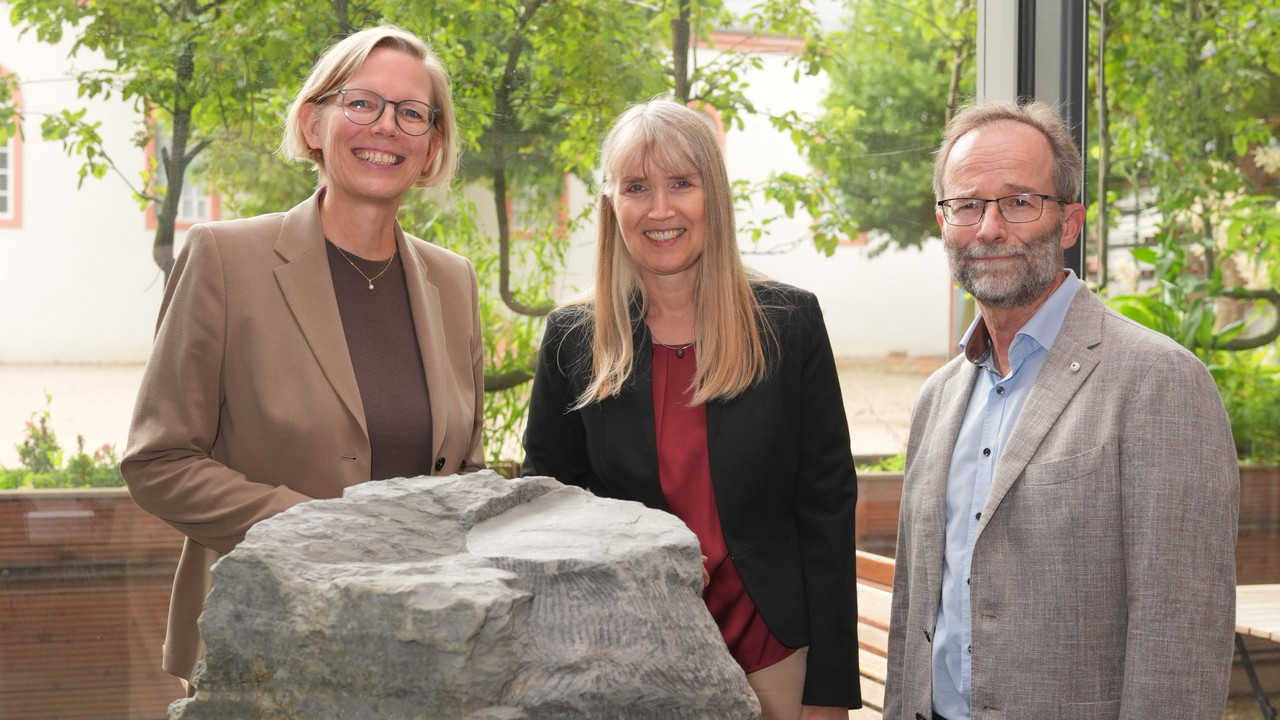 Staatssekretärin Simone Schneider mit der Direktorin des Landesmuseums Mainz, Dr. Birgit Heide, und dem Leiter der Erdgeschichtlichen Denkmalpflege bei der Landesarchäologie Rheinland-Pfalz, Dr. Thomas Schindler, bei der Präsentation des Fossils.